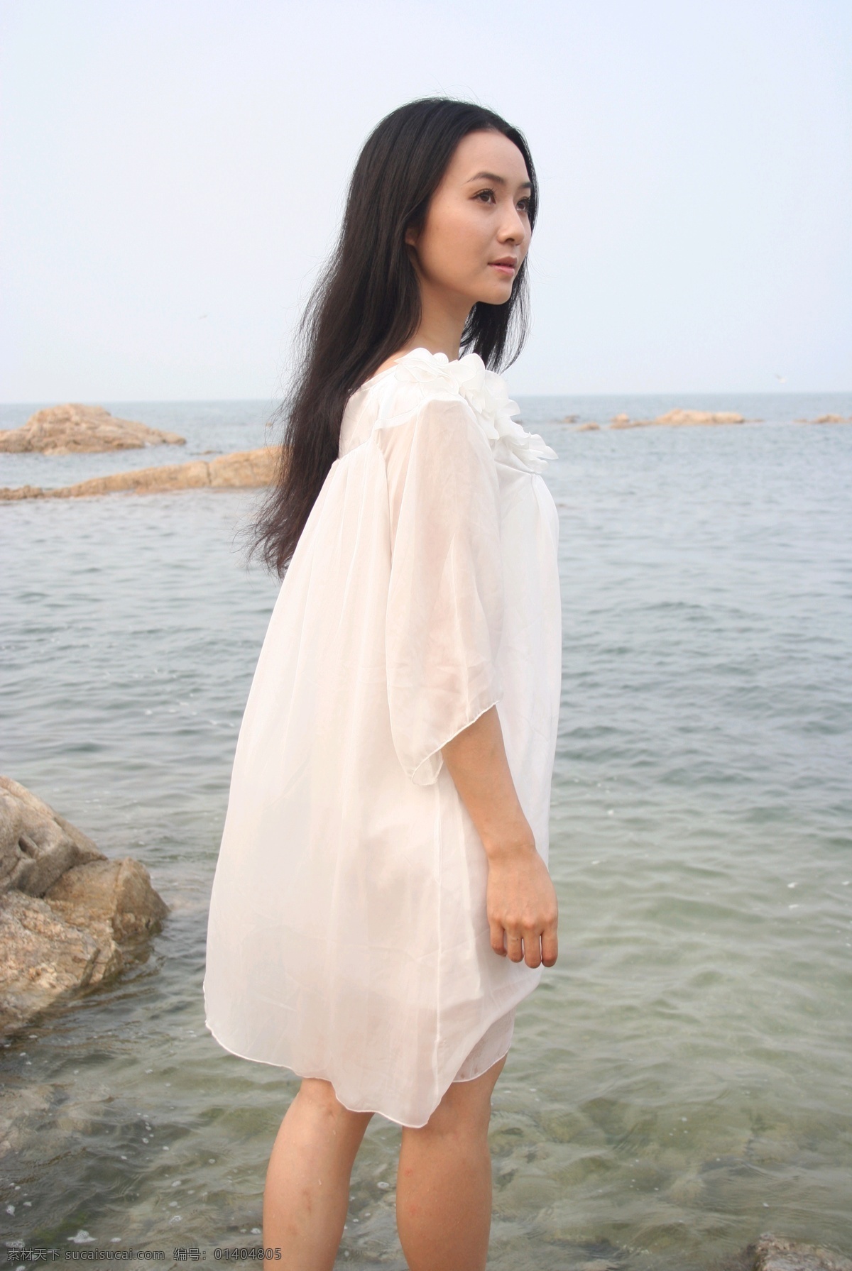 梅莉那 影視明星 主持人 演員 青春 美麗 漂亮 時尚 海邊 巖石 明星偶像 人物圖庫