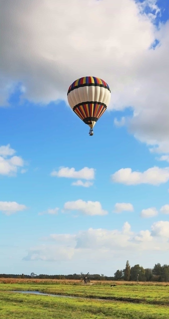 热气球图片 热气球 自然 风景 湖水 河水 山 树 云 天空 白云 蓝天 动植物 花 草 蓝色 绿色