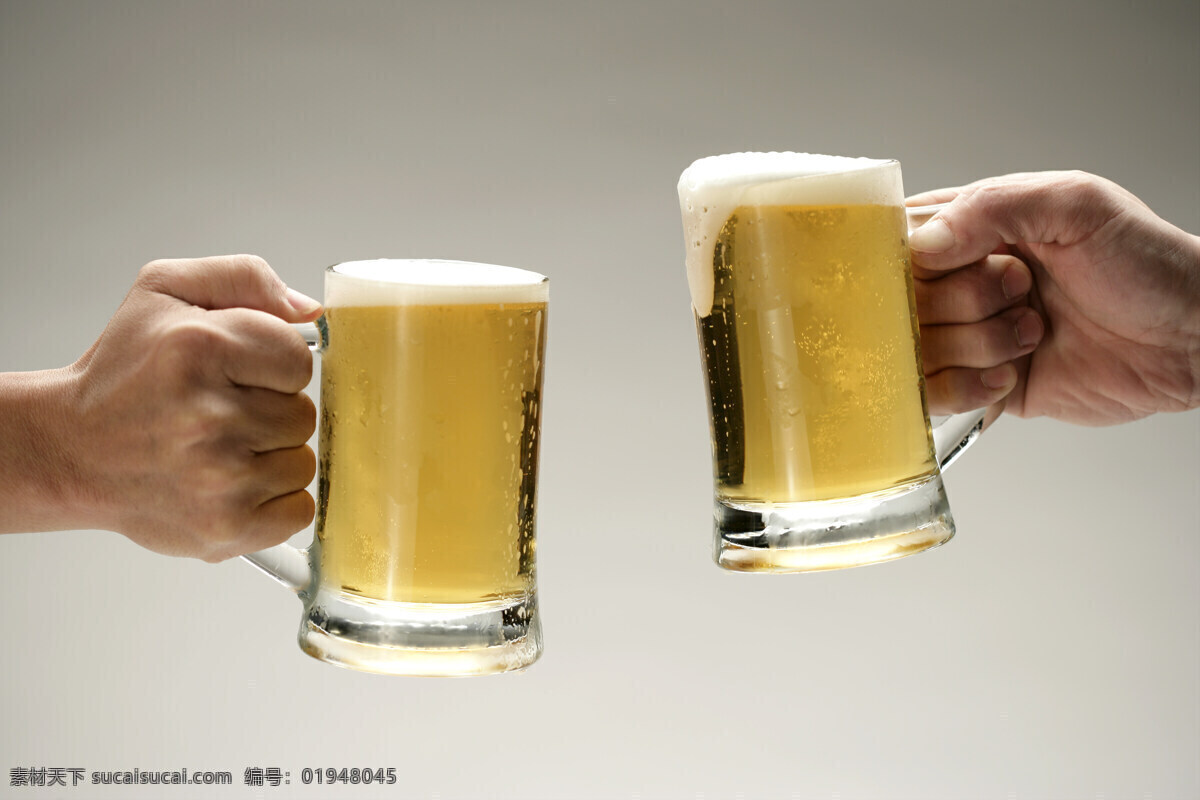 兩 只 手 酒杯 干杯 杯子 水杯 玻璃杯 兩杯 酒 啤酒 飲料 尊貴 高貴 高雅 廣告 攝影圖片 飲料酒水 餐飲美食 商業(yè)攝影 高清圖片 酒類圖片