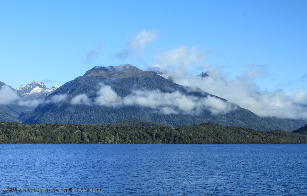 新西兰 南岛 神奇 峡湾 自然风光 天空 蓝天 白云 新西兰南岛 神奇峡湾 冰川湖 湖水 湖畔 群山 雪山 云雾缭绕 绿树 倒影 新西兰风光 自然景观 山水风景