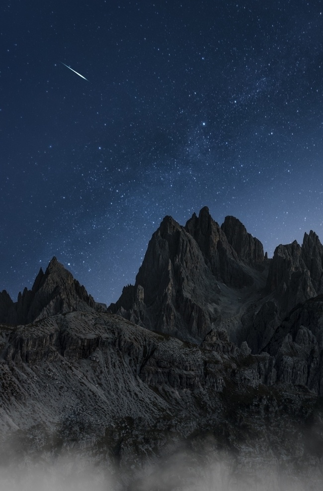 群山夜空图片 星空 夜空 山脉 夜晚 流星 自然景观 自然风景