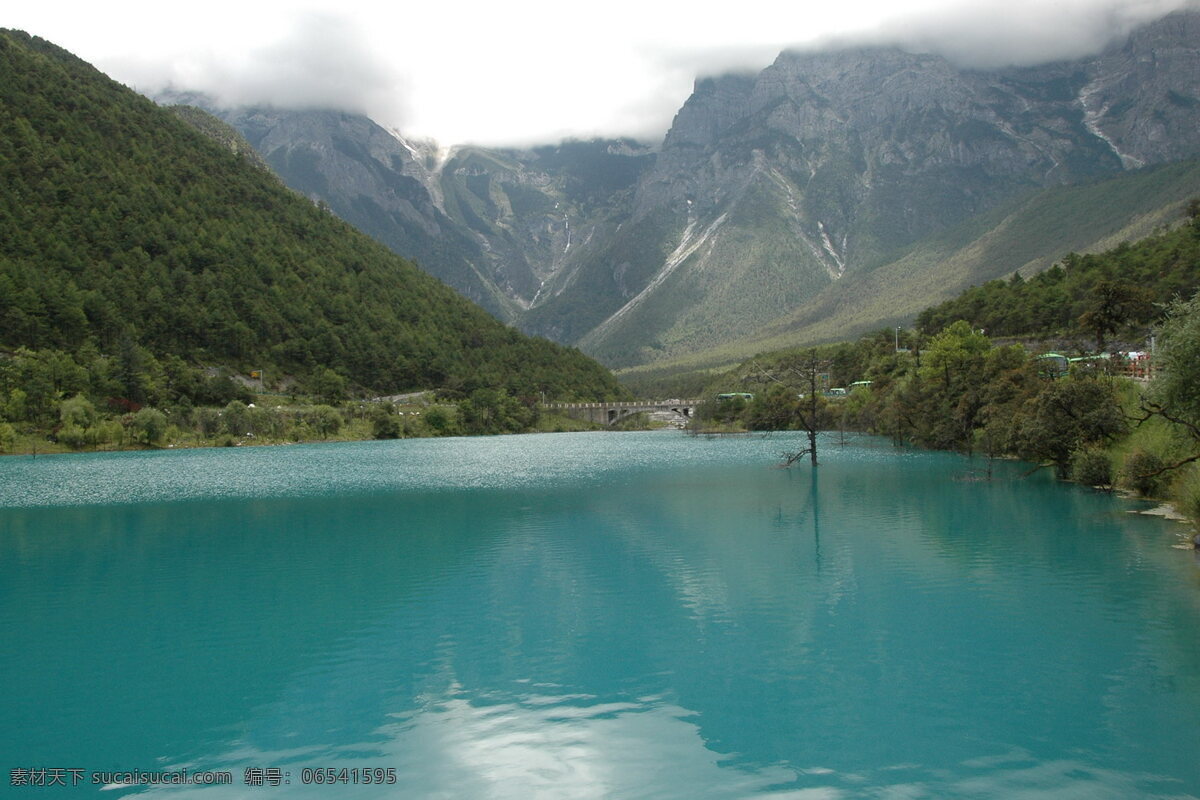 昆明 石林 風景 照片 湖泊 國內(nèi)旅游 旅游攝影 綠山 綠樹 水面 樹林 昆明石林 風景照片