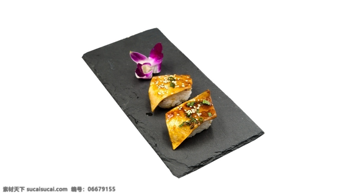 盘 日式 风格 餐 后 甜点 黑色的盘子 紫色的花 汤勺 黄色的烤面包 一碗汤 日本风
