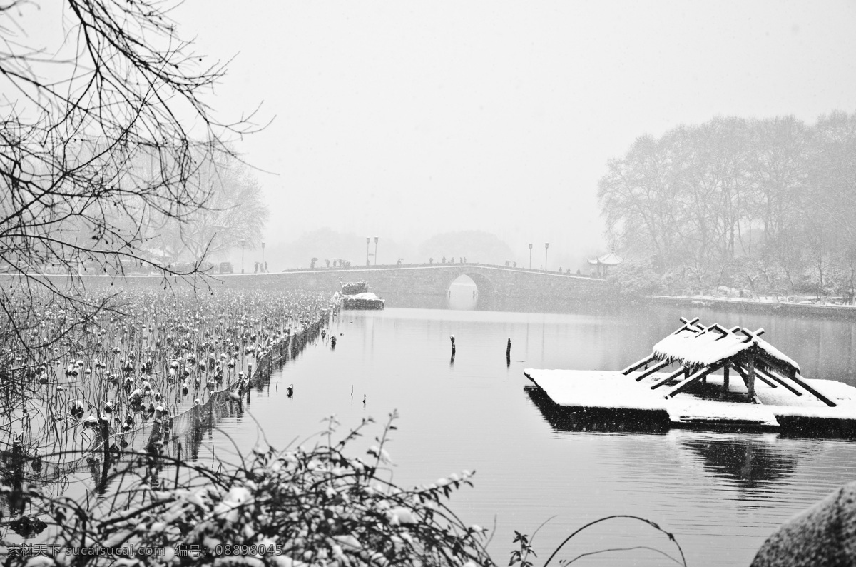 西湖雪景 雪景 雪天 下雪 雪花 西湖風(fēng)景 湖水 湖面 斷橋 橋孔 游船 積雪 風(fēng)景名勝 自然景觀