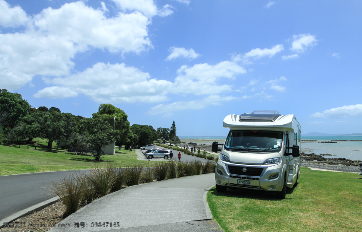 新西兰 卡瓦 贝 海滨 风景 天空 蓝天 白云 远山 大海 海水 海滩 绿树 绿地 草地 房车 风光 旅游摄影 国外旅游