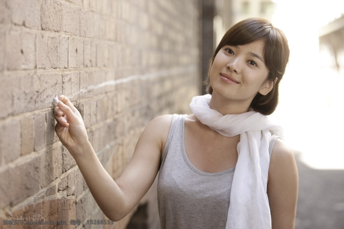 宋慧乔 韩国 步步高 音乐手机 美女 海报招贴 围巾 砖墙 粉笔 人物摄影 人物图库