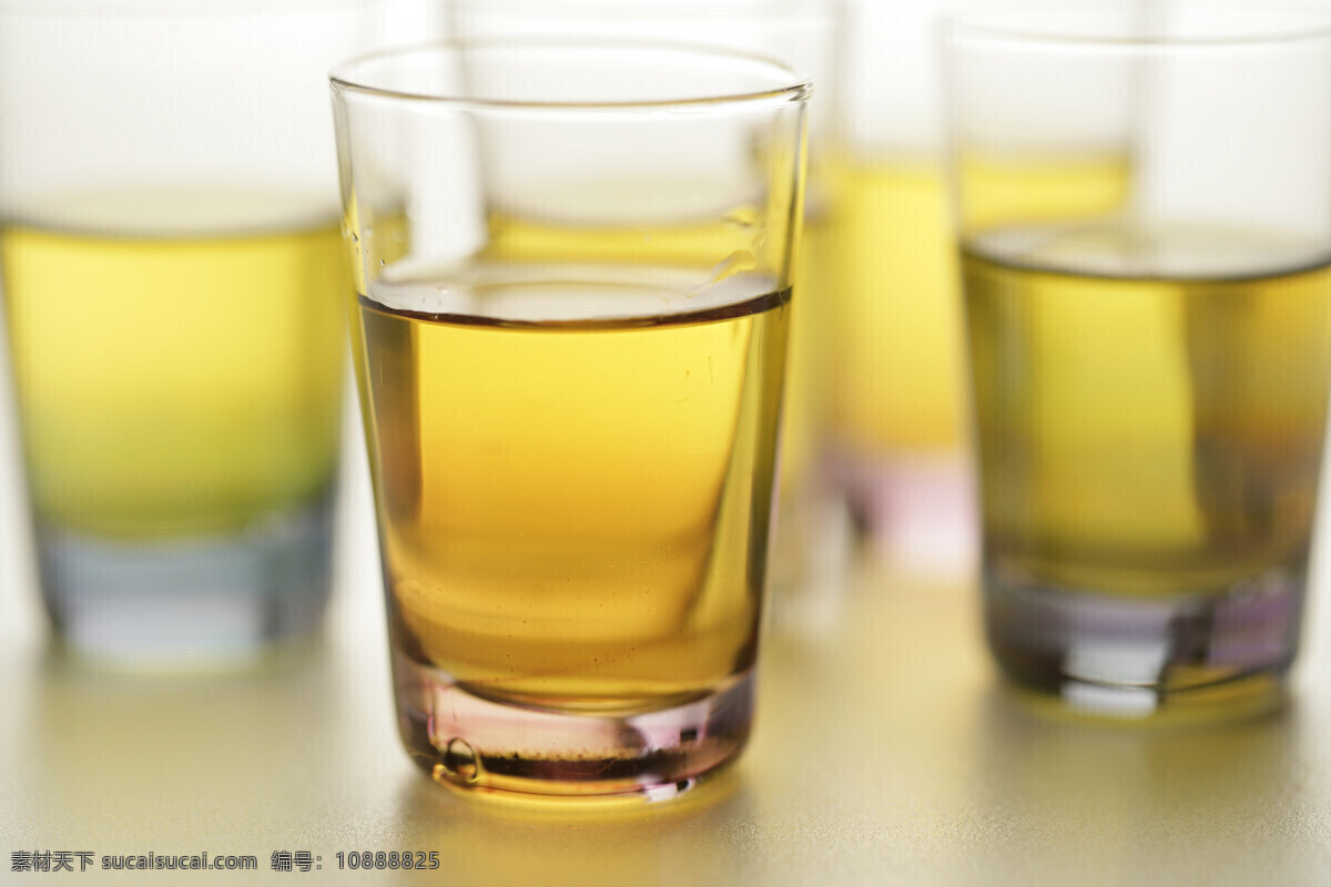 很多 杯 裝 飲料 酒杯 杯子 水杯 玻璃杯 很多杯 酒 啤酒 尊貴 高貴 高雅 廣告 攝影圖片 飲料酒水 餐飲美食 商業(yè)攝影 高清圖片 飲料圖片