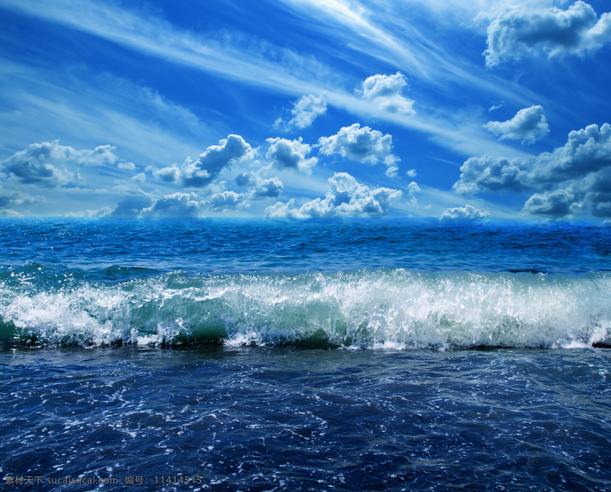 波涛汹涌 浪花 海边 海水 溅起 水雾 海浪 天空 海天一色 海洋海边 自然景观 蓝色