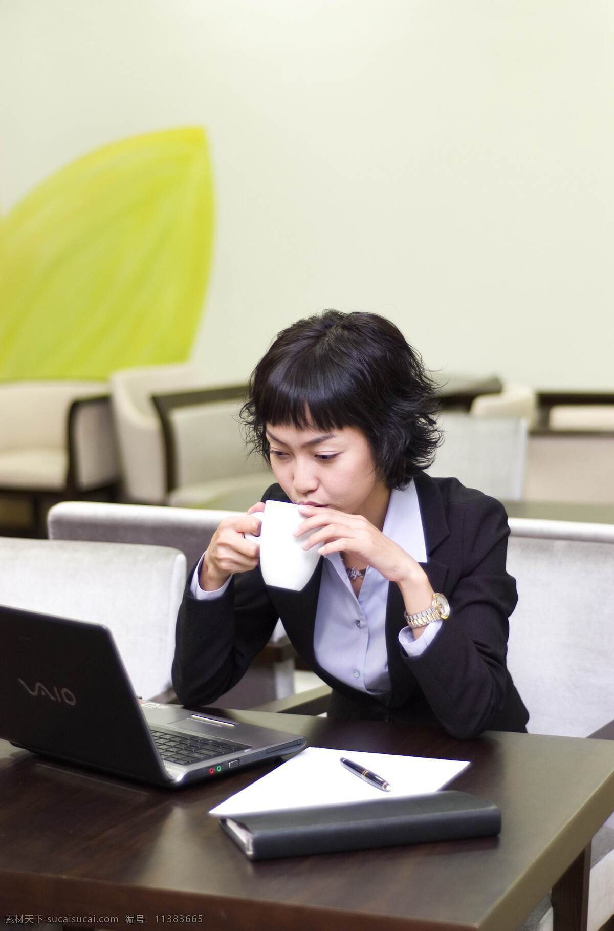 喝 咖啡 辦公 商務(wù) 美女圖片 商業(yè)活力 商業(yè)人物 職業(yè)人物 職場(chǎng) 白領(lǐng) 職業(yè)女性 美女 商務(wù)美女 自信 成功女士 喝咖啡 商務(wù)人士 人物圖片