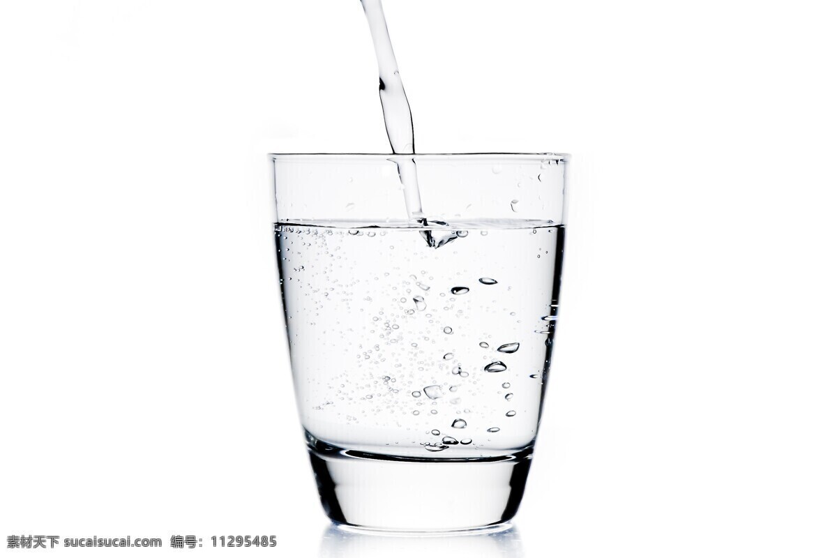 杯子 里 倒水 高清 玻璃杯 礦泉水 生活用品 純凈水 高清圖片 礦泉水瓶 優(yōu)質飲用水 飲用水 生活百科 生活素材