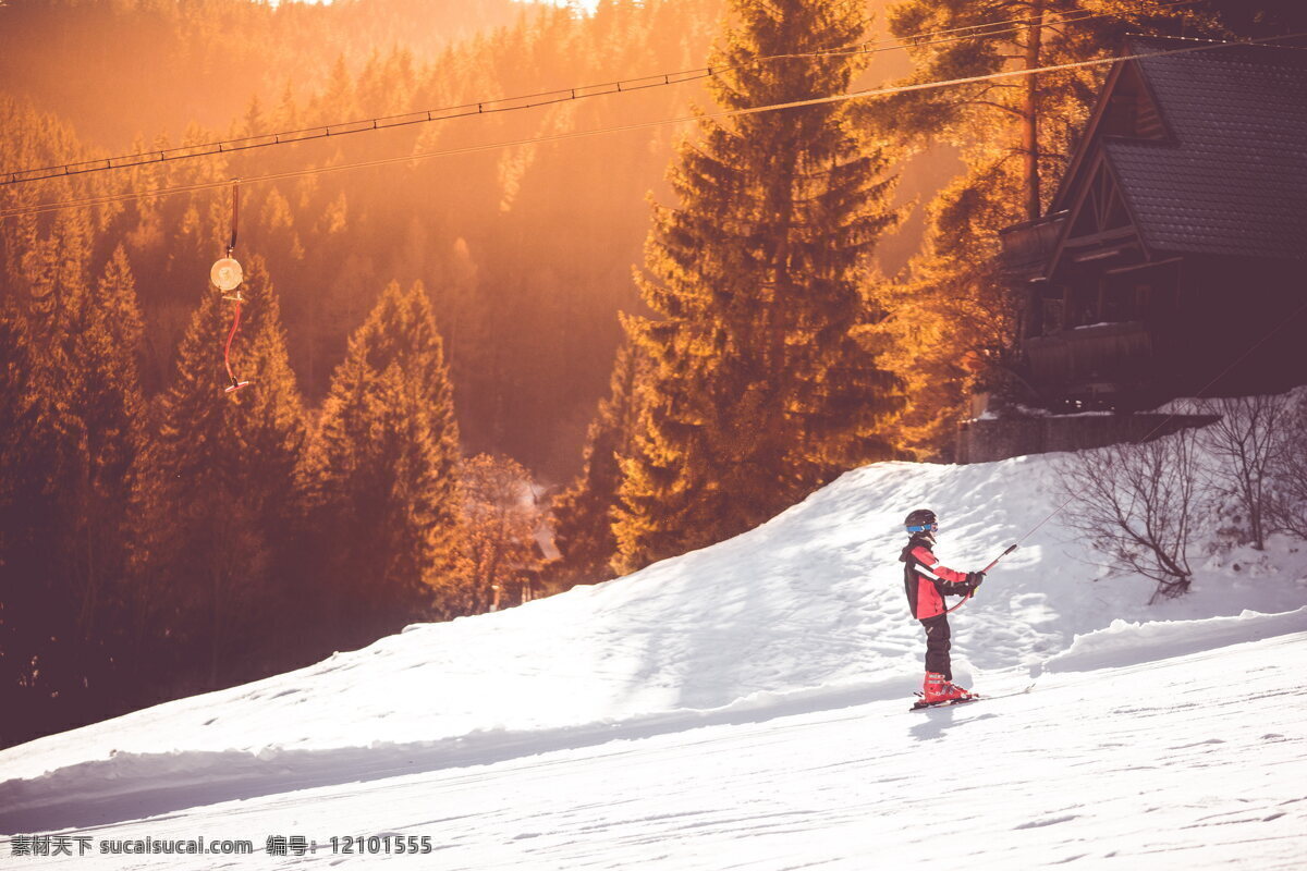 电缆车滑雪者 冬天 雪地 积雪 缆车 雪地缆车 电缆车 树木 树林 房屋 滑雪者 冬日 寒冬 冰雪 冰天雪地 冬季 自然风光 风景图 自然景观 自然风景