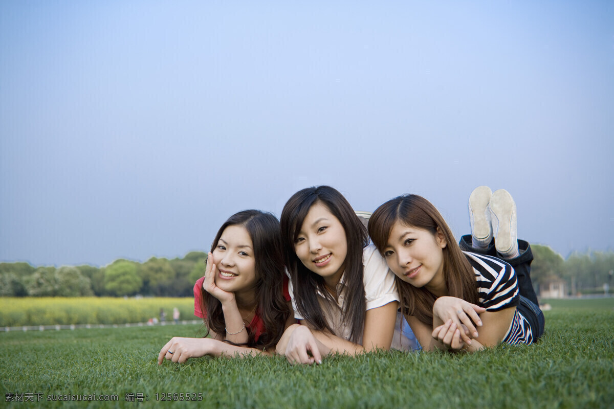 天空 下 微笑 三 姐妹 活力青年 青春 女孩 少女 大學(xué)生 漂亮女孩 草地 公園 樹林 友誼 交情 交流 密友 閨友 尊重 愛 幸福 快樂 團(tuán)結(jié) 學(xué)生 美女 陽光 藍(lán)天 高清圖片 生活人物 人物圖片