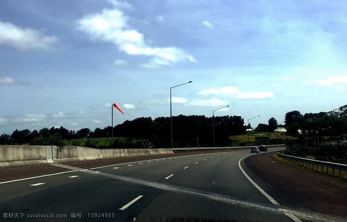 新西兰 号 高速路 风景 天空 蓝天 白云 护栏 绿树 隔离带 车辆 新西兰风光 旅游摄影 国外旅游