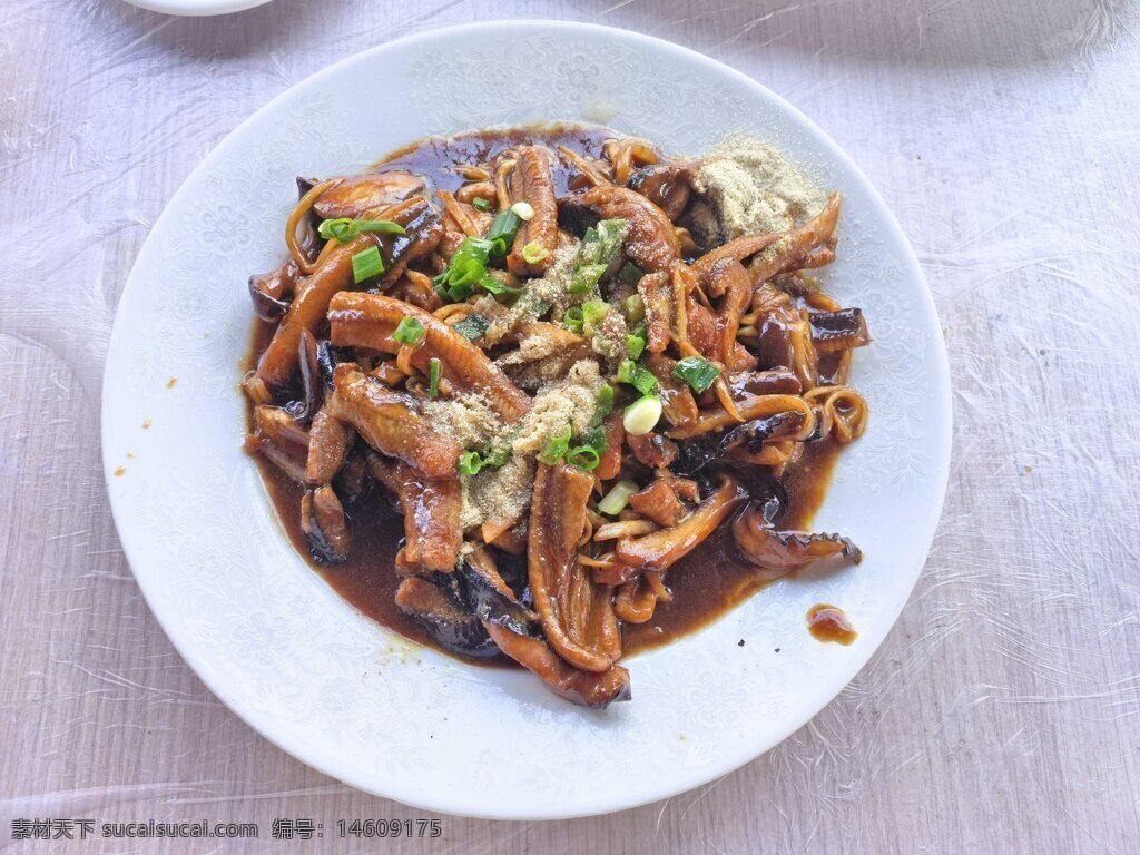 紅燒鱔魚絲 中餐 美食 家常菜 鱔魚 下飯菜 胡椒粉 去腥 醬汁 香蔥 咸香 熱菜 川菜 經(jīng)典菜肴 白盤裝飾