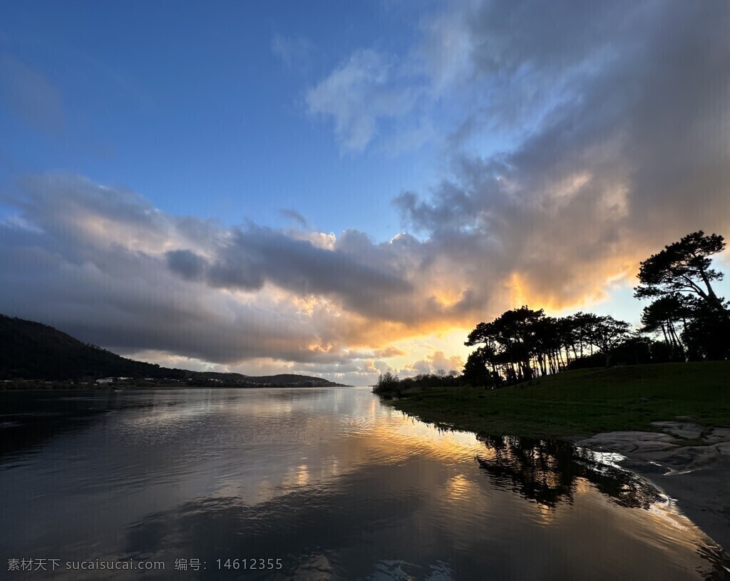 藍(lán)天白云 傍晚夕陽 寧靜湖景 自然風(fēng)光 湖面倒影 水天一色 天邊云彩 河流景色 草地樹林 黃昏景色 湖畔風(fēng)景 靜謐環(huán)境 平靜湖水