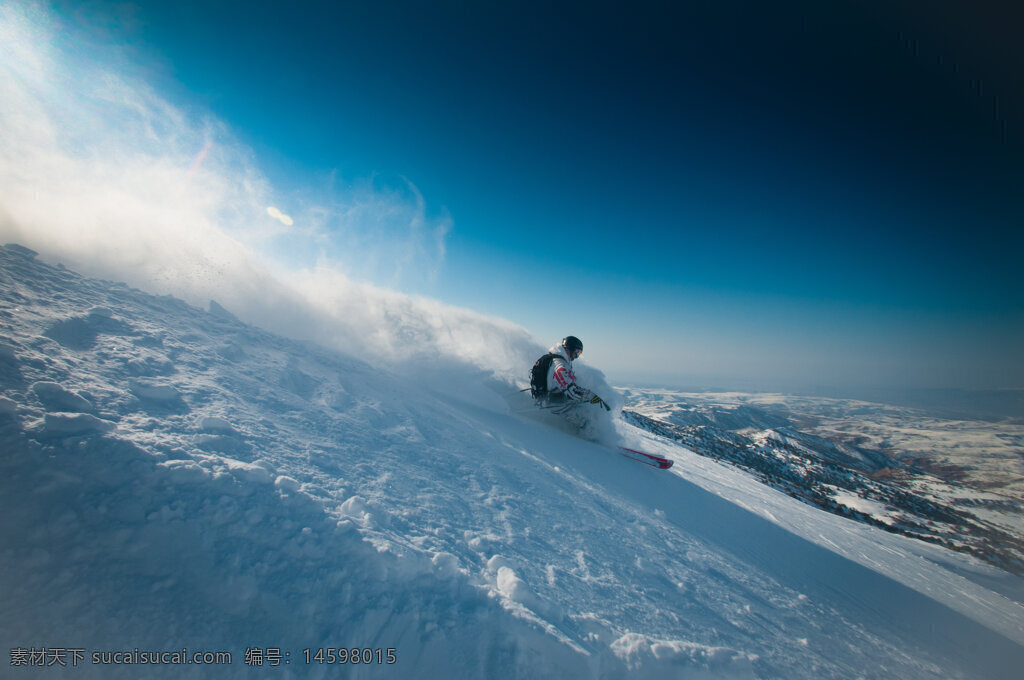 滑雪 雪山 滑雪者 冬季运动 极限运动 雪景 雪地 户外活动 滑雪板 背包 雪粉 山坡 蓝天 风景 运动 速度 冒险 滑行 雪白 山脉