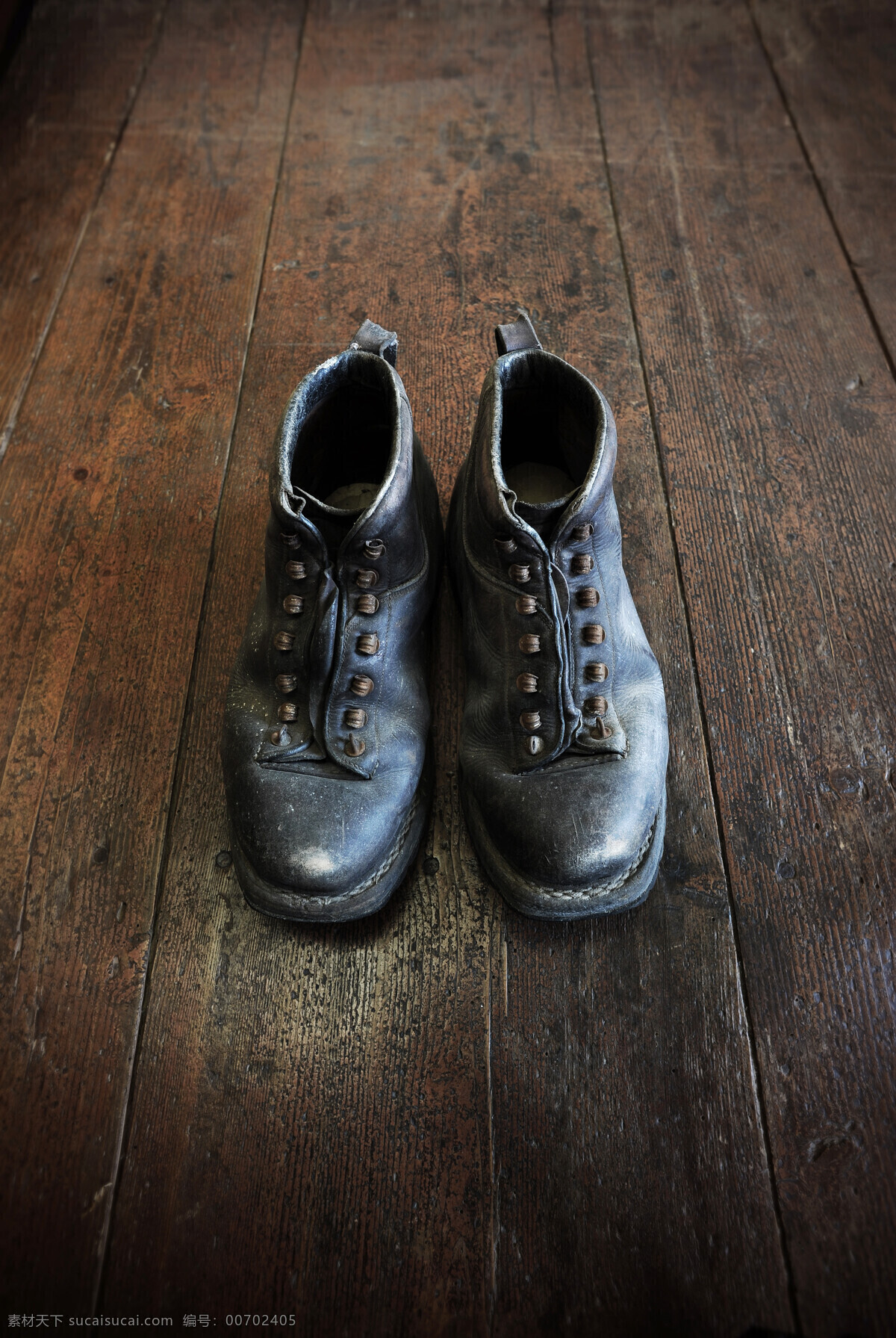 地板 上 双 鞋 破旧地板 皮鞋 一双皮 生活用品 生活百科