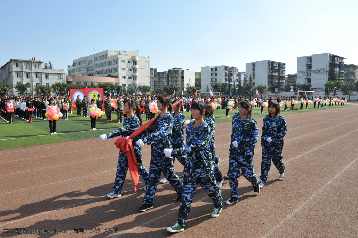 国旗护卫队 彩球 操场 草地 国旗 蓝天 跑道 人物图库 学校 升旗 日常生活