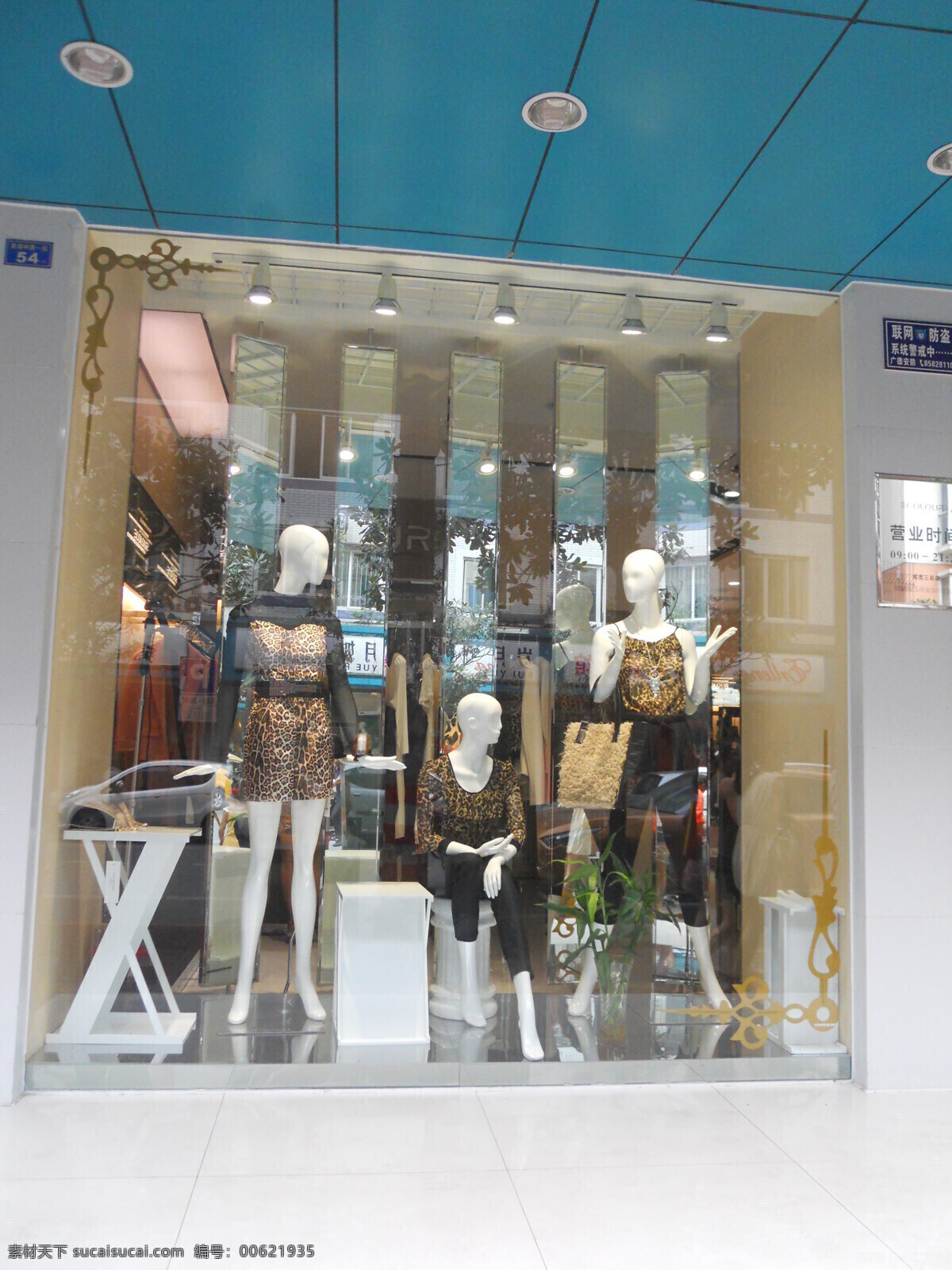 店铺 玻璃窗 橱窗 店面 商务场景 商务金融 时尚 塑料模特 专卖店 亮堂 装修 衣橱 家居装饰素材 展示设计