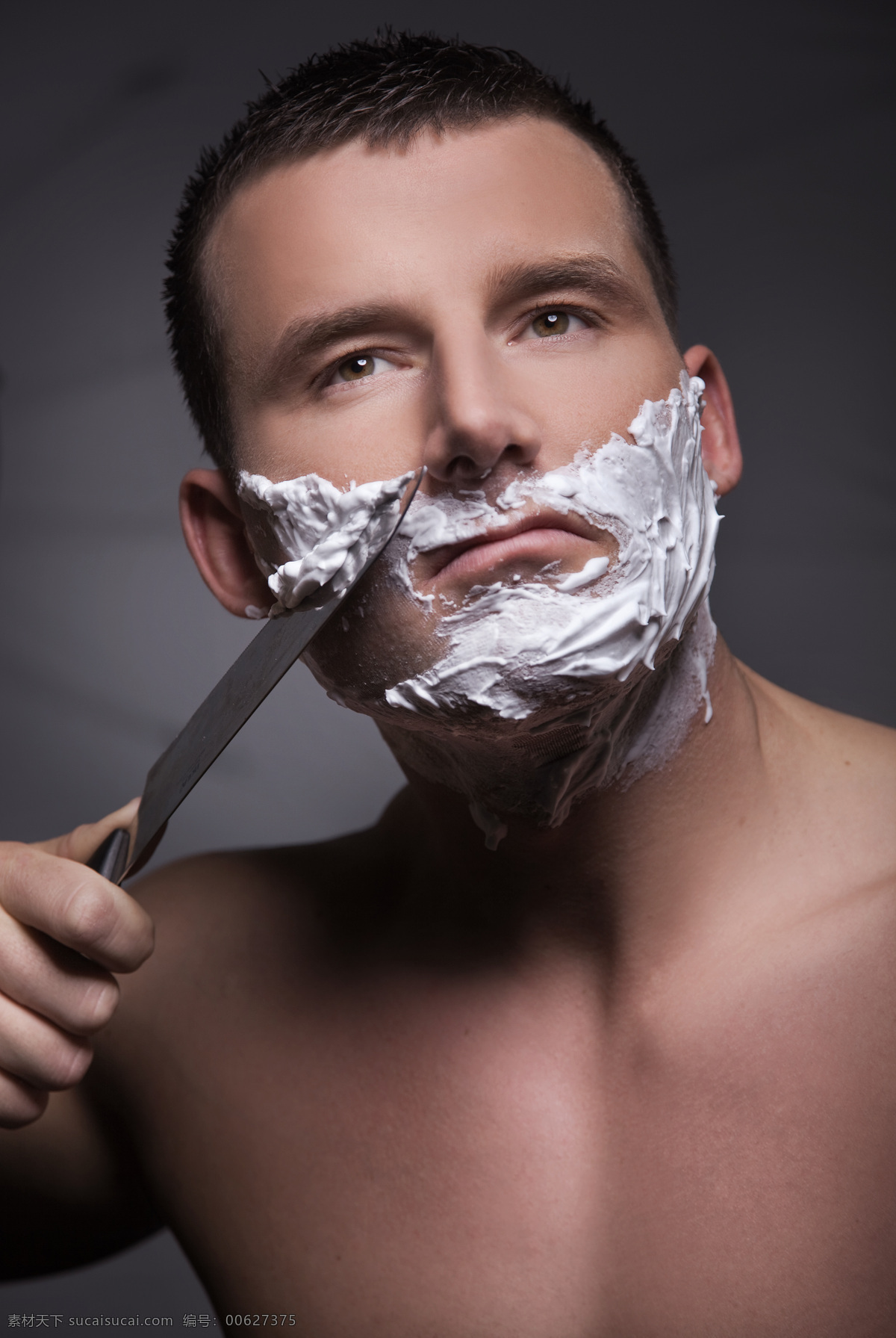 刮胡子 男性 泡沫 水果刀 危险 半裸 性感 男人图片 人物图片