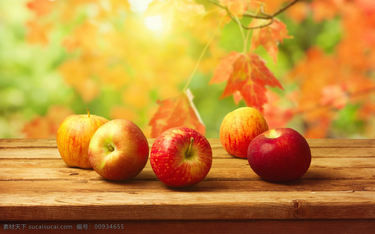 木台上的苹果 枫叶 秋天 苹果水果 木板台 美丽景色 金色风景