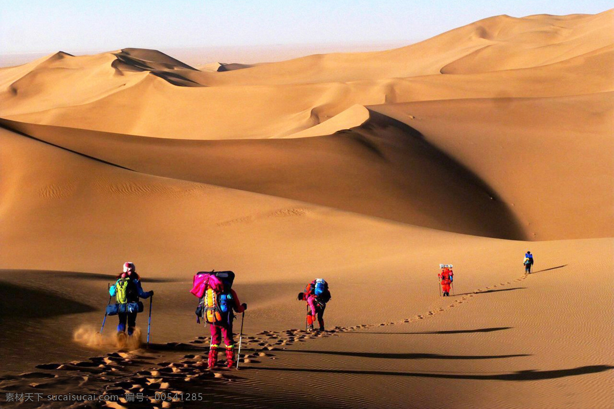 沙漠 旅游队 穿越沙漠 组团 队伍 穿行 干旱 黄沙 荒芜 艰难 穿越 影子 沙丘 旅游摄影 自然风景