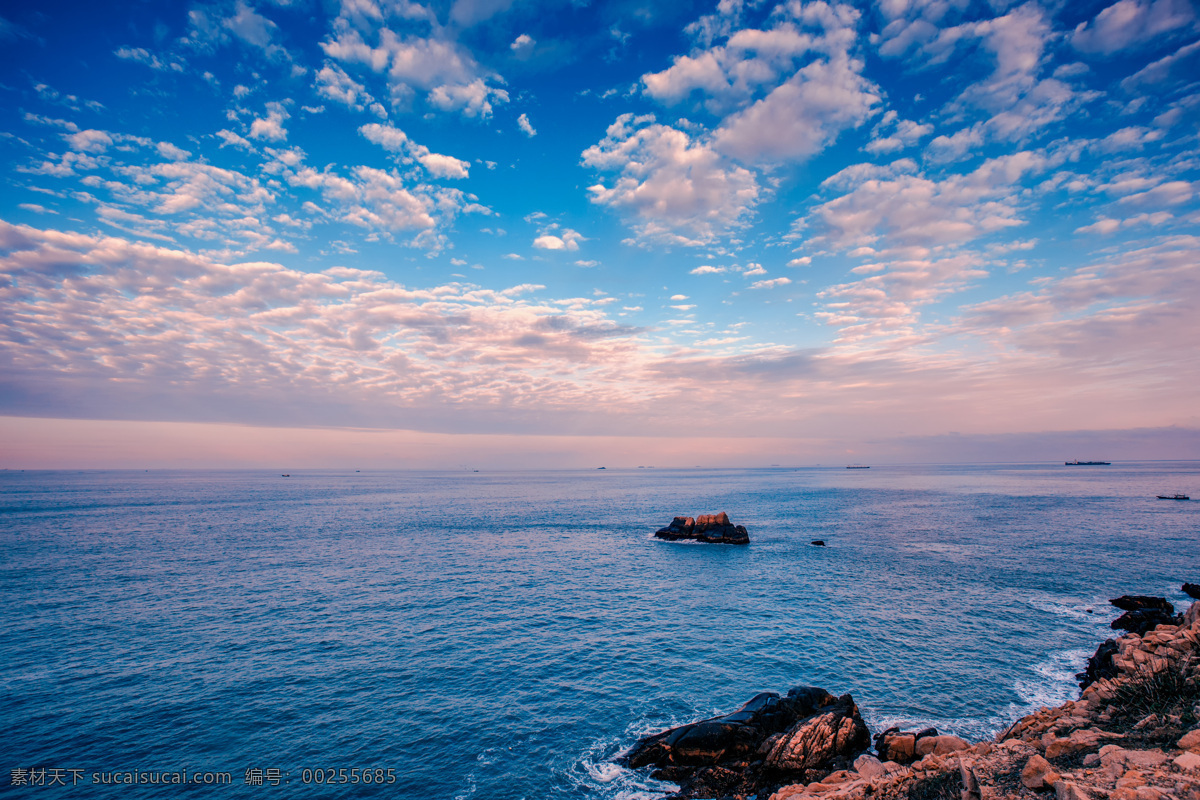 蓝天白云 大海 礁石 云朵 宁静的海面 自然景观 自然风景