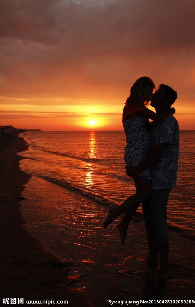 海边浪漫情侣 情侣 温馨 爱情 夕阳下在海边 骑 自行车的情侣 亲密 人物摄影 人物图库