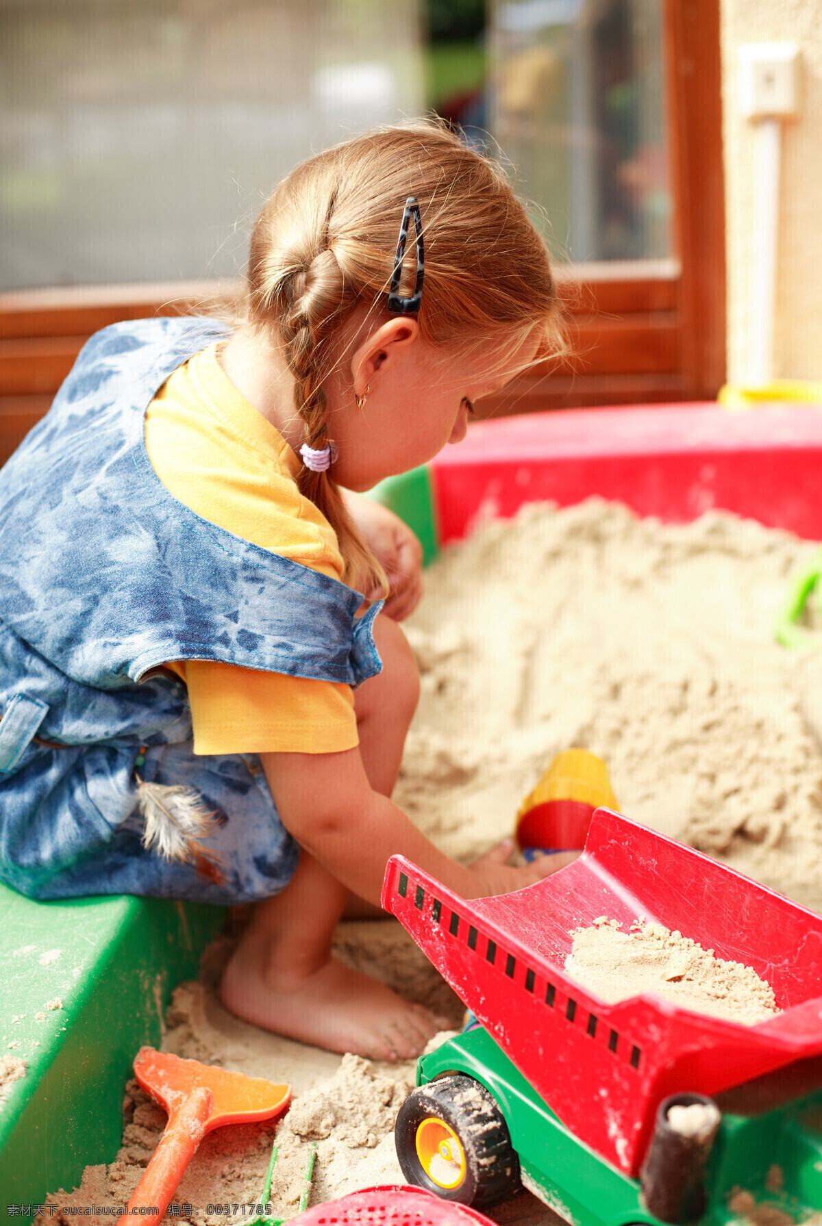 正在 玩耍 小孩 人物 开心 微笑 玩沙子 儿童图片 人物图片