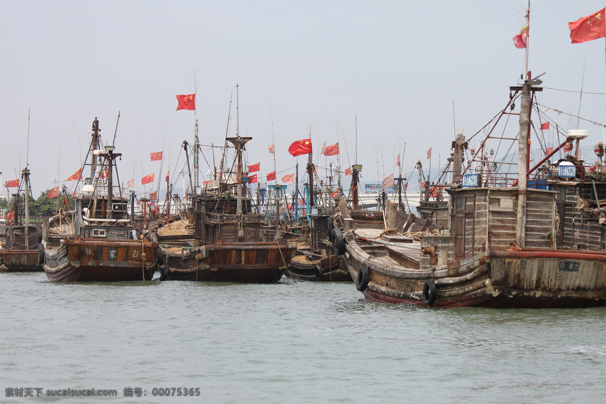 港湾中的渔船 渔船 渔港 停泊在渔港 回港的渔船 渔轮 等待 出发 交通工具 现代科技