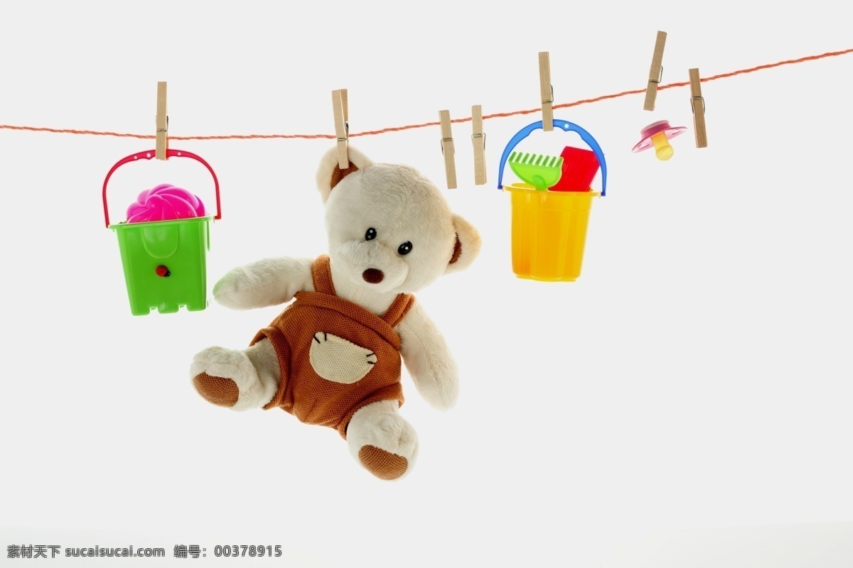 晾 绳上 玩具 晾绳 绳子 夹子 挂起来的玩具 玩具娃娃 熊 熊玩具 布娃娃 玩具桶 塑料桶 奶嘴 儿童玩具 游乐玩具 其他类别 生活百科