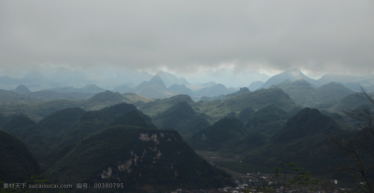 广东 连州 清远 连南 千年瑶寨 连南千年瑶寨 少数民族 瑶族 山 群山 青山 山包 浓雾 云 乌云 密云 阴天 风光 风景 祖国河山 广东风光 祖国风光 山水 山水风光 风光摄影 宽幅 山景丘陵 旅游 旅游摄影 国内旅游