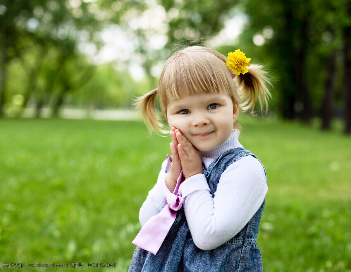 可爱 小女孩 草地 野外 花朵 女孩 儿童 天真 玩耍 国外儿童 儿童摄影 人物 生活人物 儿童图片 人物图片