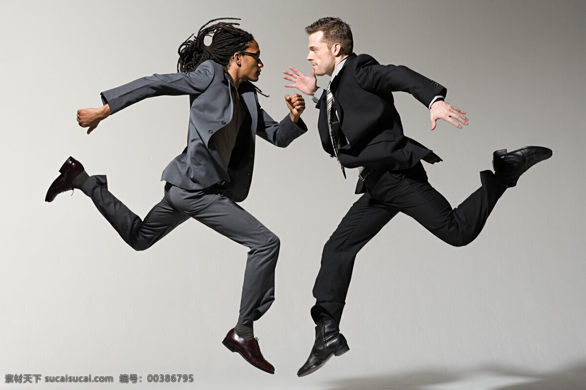 两个 跳舞 男生 高清 大图 外国人 欢快 面对面 跳动 外国男生 性感 微笑 欢跳 高清大图 男人图片 人物图片