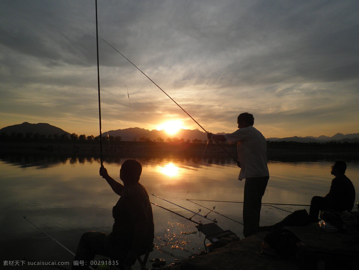 夕阳垂钓 夕阳 垂钓者 人 山 湖 自然景观 自然风景 摄影图库 水库 日落 钓鱼 三人钓鱼 拉杆 风景摄影