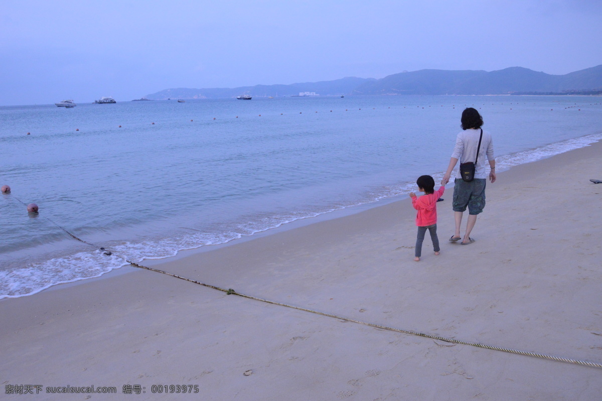 国内旅游 海边 海滩 旅游摄影 牵手 亲子 父女 散步 父女海边散步 父女情深 海南三亚旅游 psd源文件