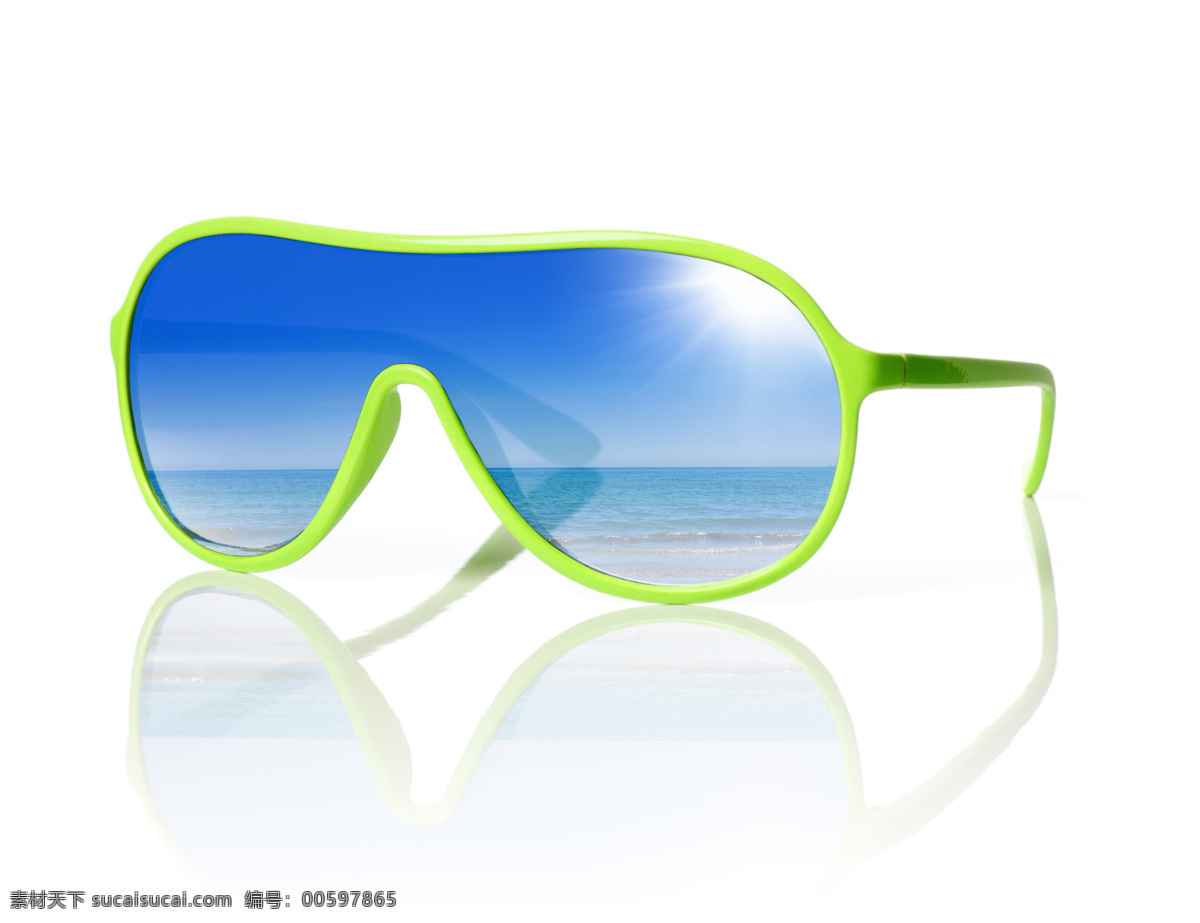 绿色 边框 太阳镜 绿色边框 大海 海边 海水 浪花 海浪 海滩 沙滩 蓝天白云 风景 海洋海边 自然景观 其他类别 生活百科 白色
