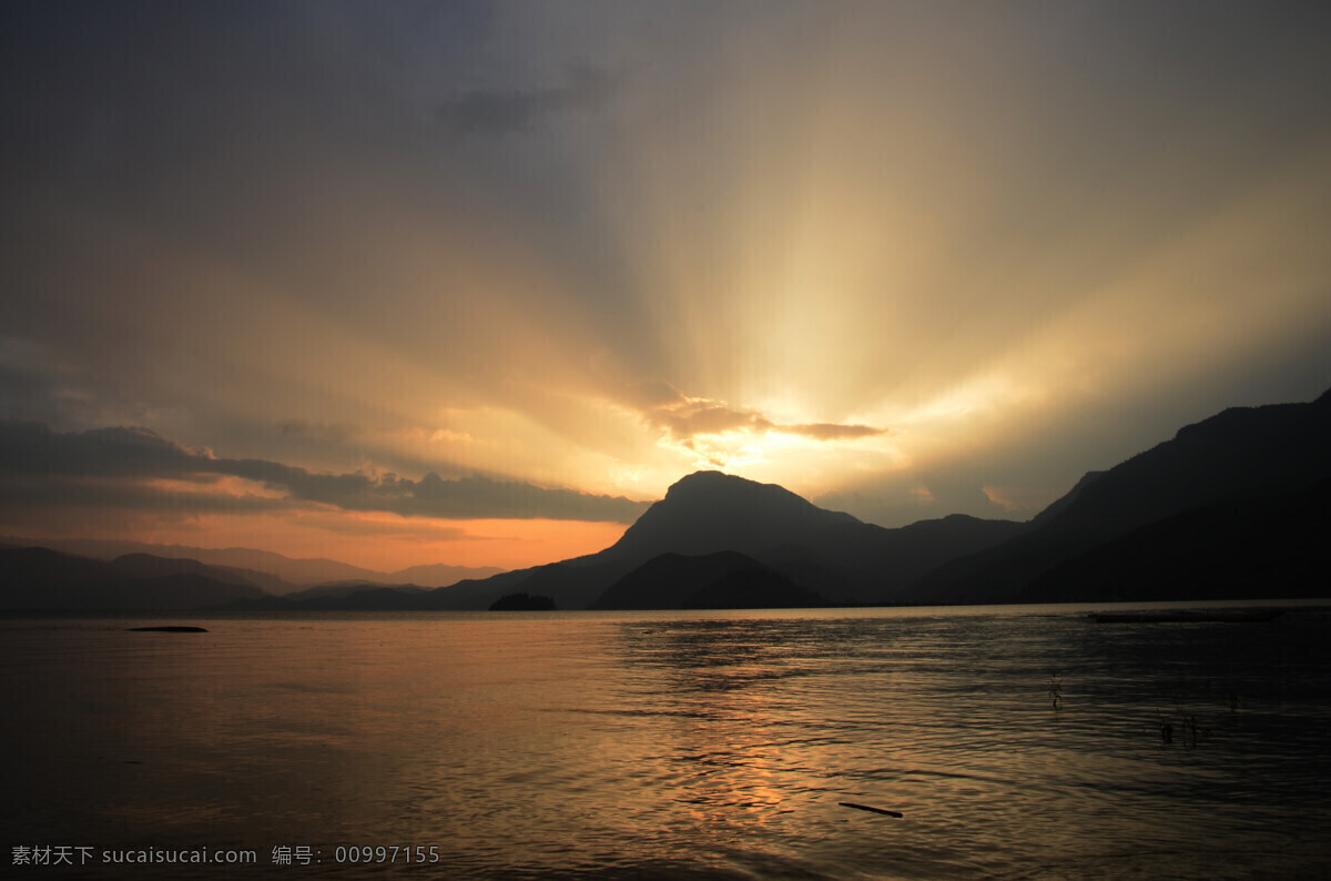 佛光普照 泸沽湖 湖光山色 倒影 云彩 美丽湖水 湖水 湖光 佛光 神光普照 晚霞 山水风景 自然景观