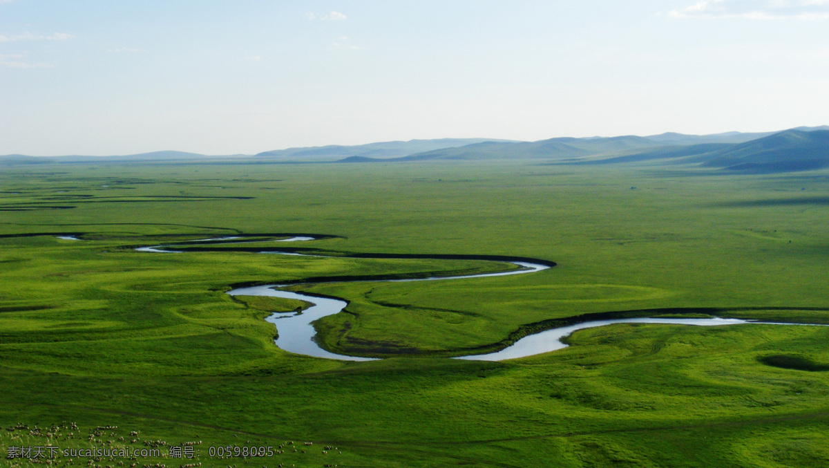 草地上的河 草地 河流 羊群 大山 天空 自然风景 旅游摄影