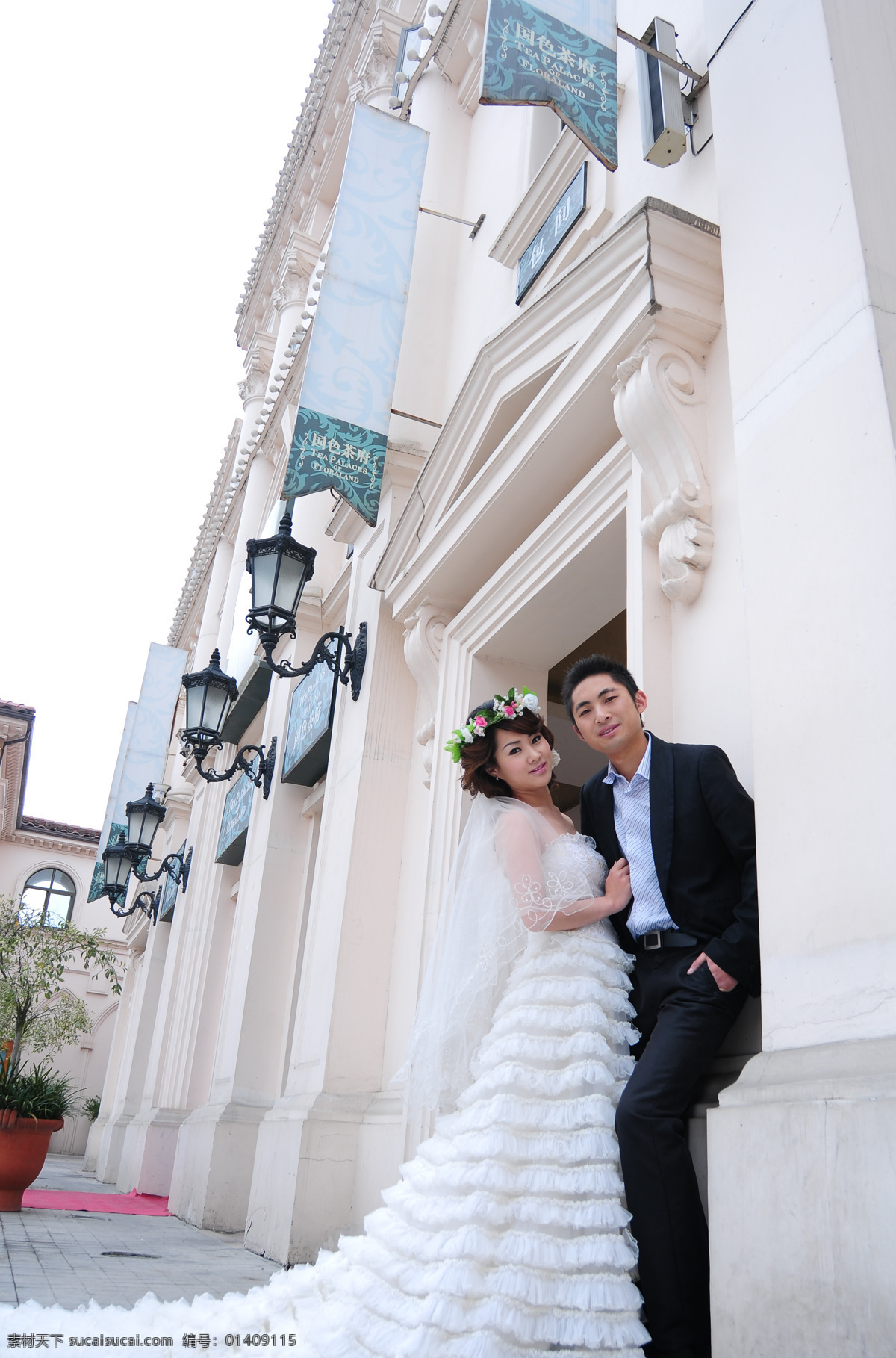 白色婚纱 大楼 吊灯 高楼 婚纱美女 美女 欧式建筑 人物摄影 婚纱男女 帅哥 高建筑 大建筑 人物图库 装饰素材 灯饰素材