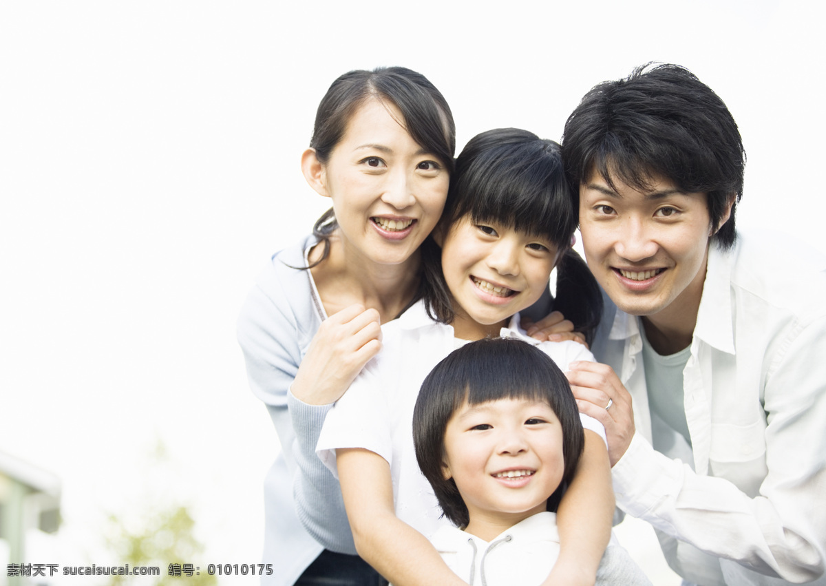 幸福 家庭 全家福 爸爸 妈妈 孩子 儿童 小女孩 小男孩 和谐 人物素材 一家人 高清图片 家庭图片 人物图片