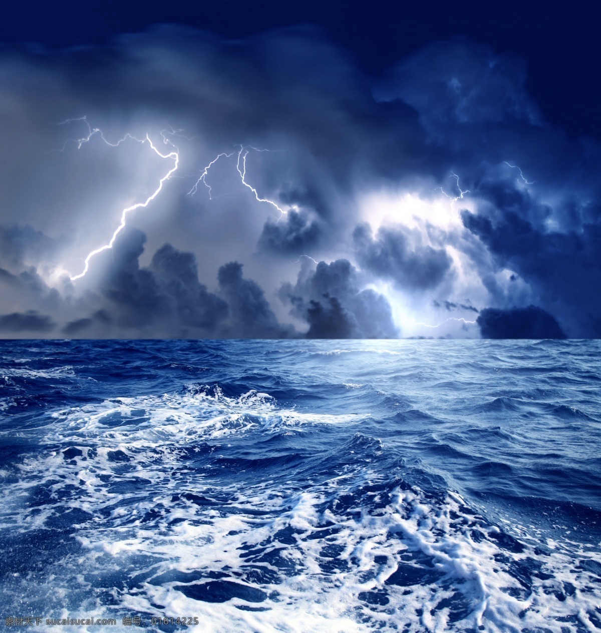 雷电交加 大海 海水 波浪 海浪 闪电 天空 乌云 自然景观 自然风光 设计图库