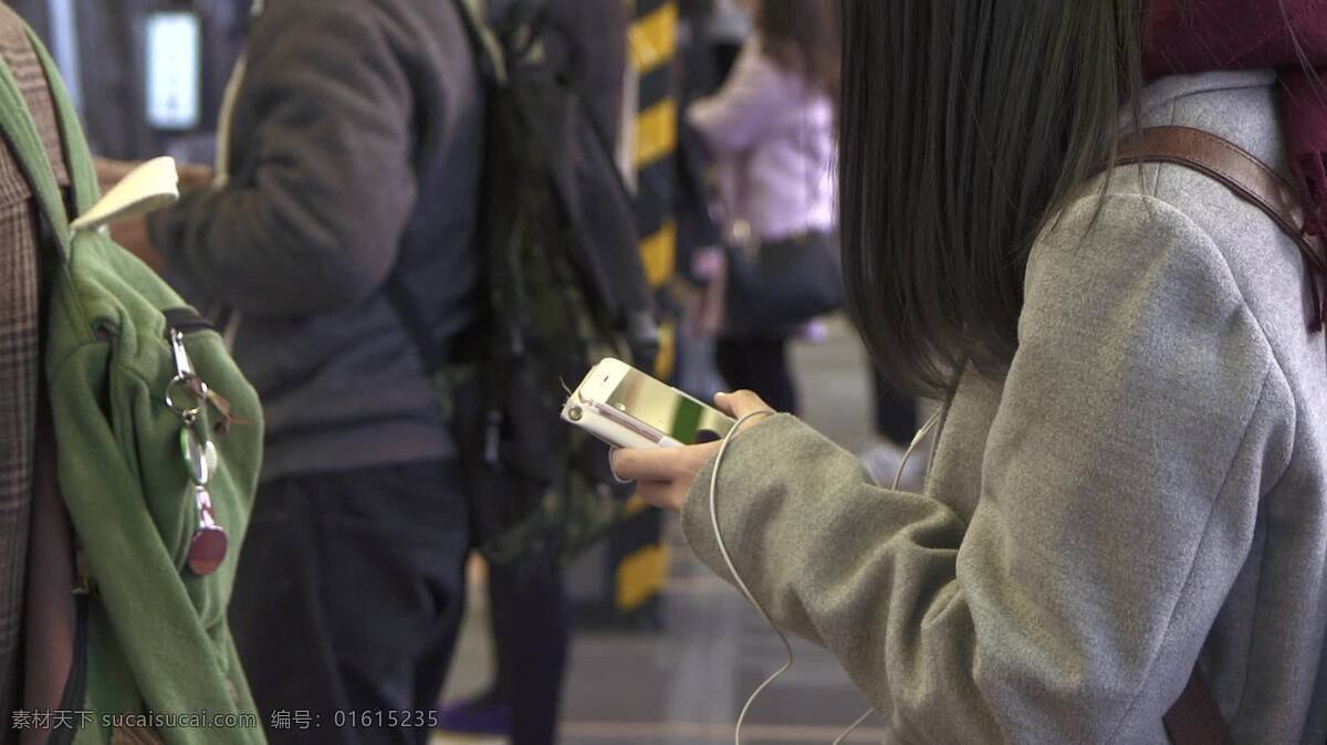 女孩 使用 智能 手机 关闭 人 科学与技术 女人 电话 智能手机 技术 消息 whatsapp 文本 发短信 通勤 装置 细胞 浏览 有联系的 连接 4g 5g 日本 东京 火车 站