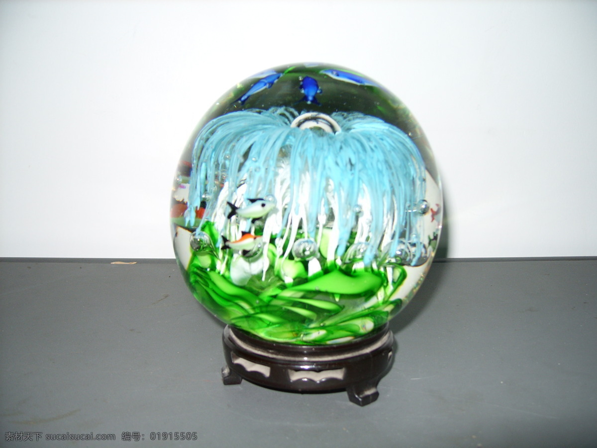 玻璃球饰 玻璃 玻璃球 底座 花瓣 鱼儿 观赏 气泡 淡蓝花瓣 白色花瓣 文化艺术 观赏玻璃球 摄影图库