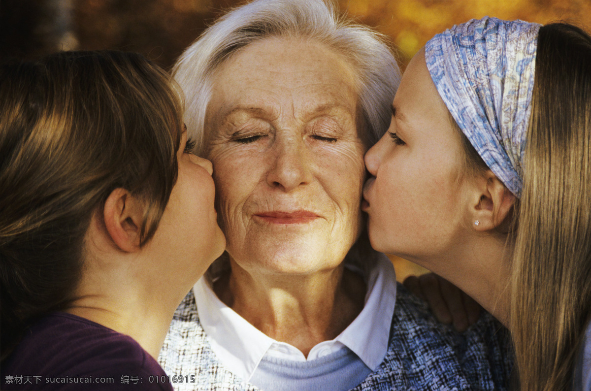 亲吻 奶奶 两个 小女孩 亲情 外国家庭 家庭人物 儿童 老人 袓孙 和谐 人物素材 温馨家庭 幸福 生活人物 人物图片