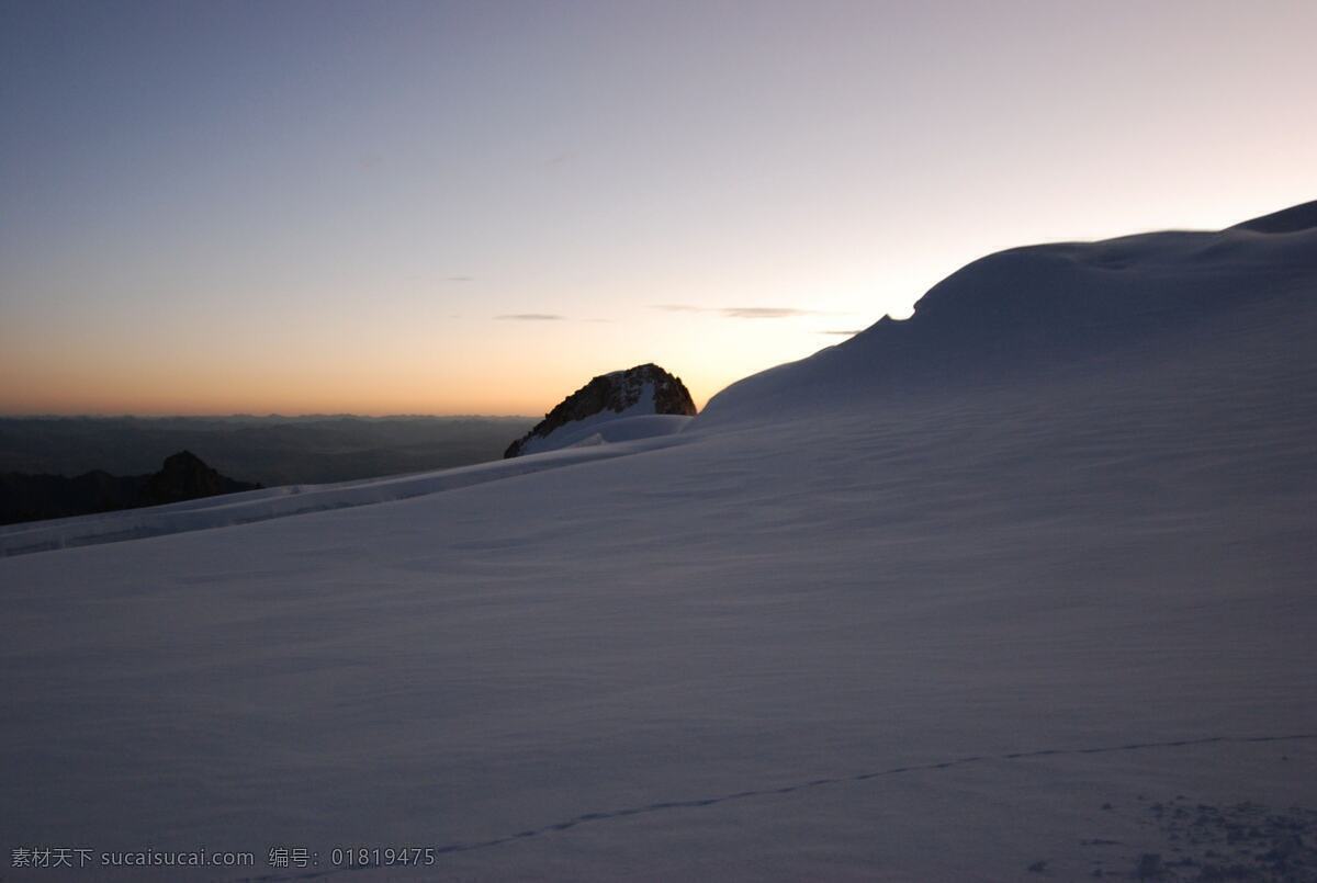 高山 滑雪场 晨光 剪影 山水风景 雪山 自然景观 高山滑雪场 psd源文件