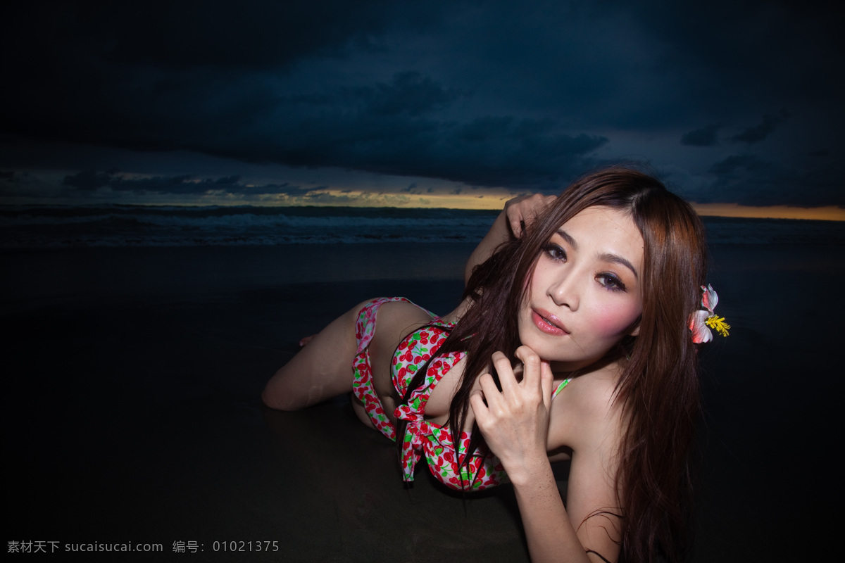 海边 海浪 海滩 黄昏时分 美女 女性女人 人物图库 泳装美女 写真图片 写真 泳装 长长秀发 漂亮容貌 优美曲线 比基尼泳装 性感 侧卧造型 大海情怀 浪漫情调 外景拍摄 半边天 女人世界 psd源文件