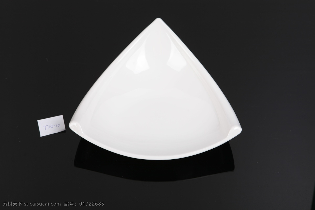 盘子 餐具 陶瓷 吃饭 造型 纯白 摄影图 生活百科 家居生活