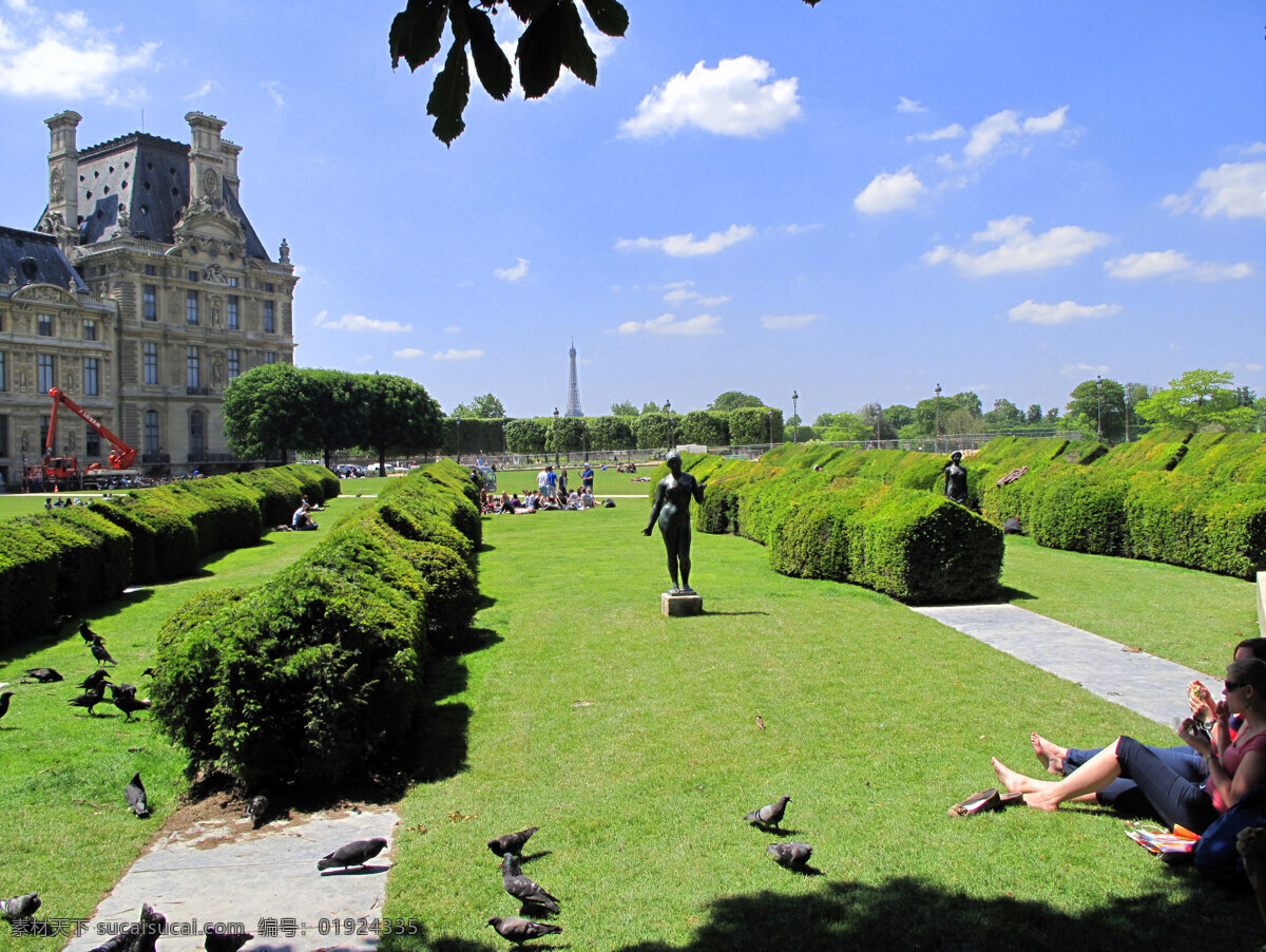 卢浮宫外草坪 法国 巴黎 卢浮宫 草坪 兰天白云 鸽子 国外旅游 旅游摄影