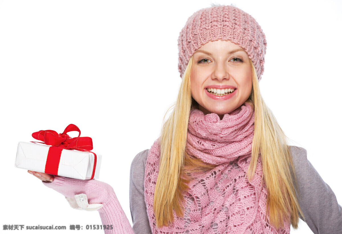 托 礼物 外国 女人 外国女人 礼盒 托着 微笑 粉色围巾 粉色帽子 美女图片 人物图片